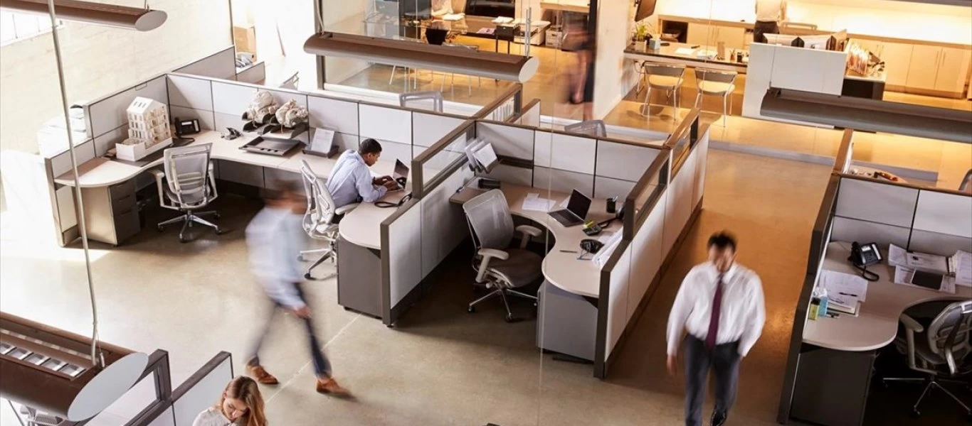 Οι «τιμωρίες» που ετοιμάζει η κυβέρνηση στους εργαζόμενους για να τους υποχρεώσει να εμβολιαστούν